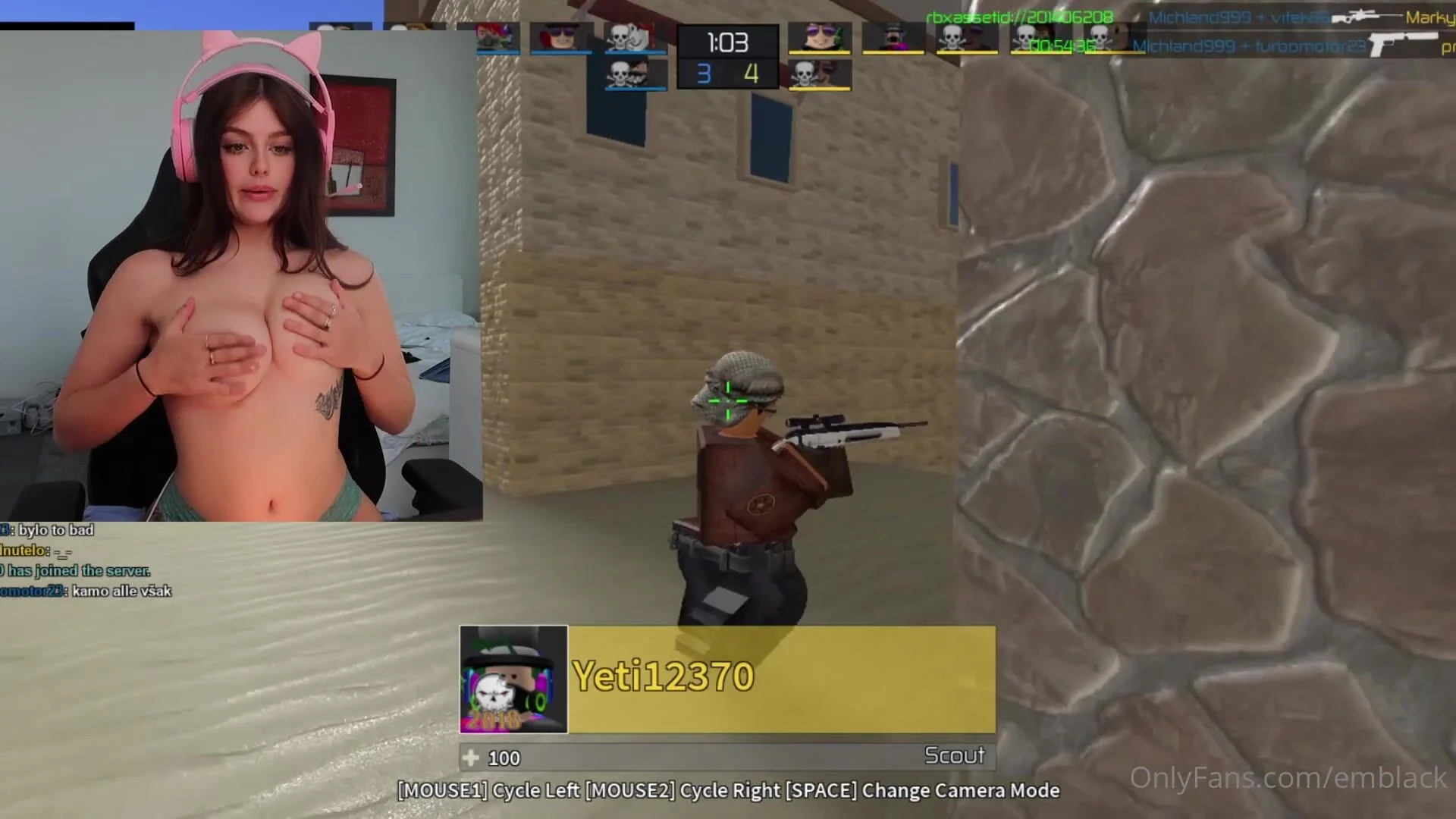 e-tay-xinh-dam-vu-tron-xo-khuyen-vu-vua-choi-game-vua-show-hang