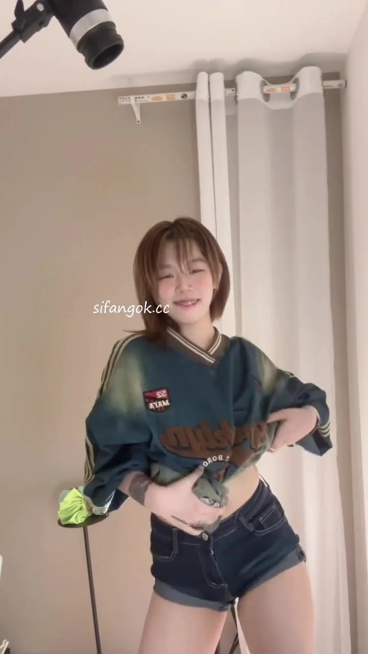 e-teen-tq-xo-khuyen-xam-tro-xinh-dep-thich-coi-do-show-hang-lam-mat-cho-nhay-nude-3