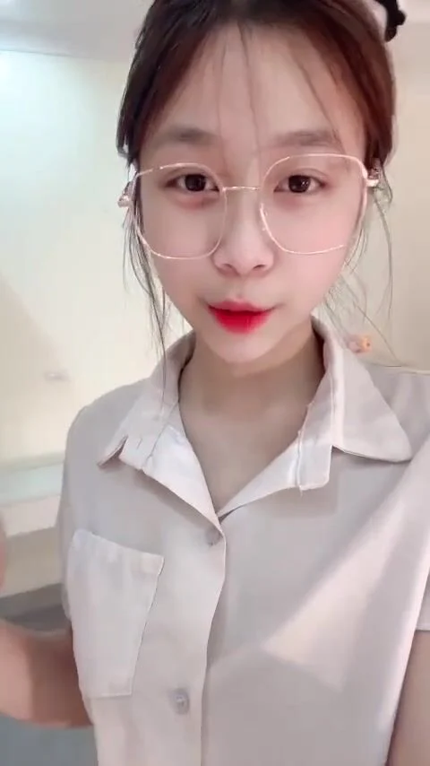 em-gai-deo-kinh-moi-lon-o-nha-nung-lon-thu-dam-cho-suong-lon