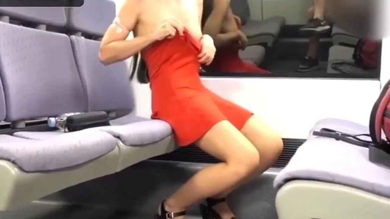 gai-xinh-dam-thu-dam-o-tren-tau-dien-dam-dang-kich-thich
