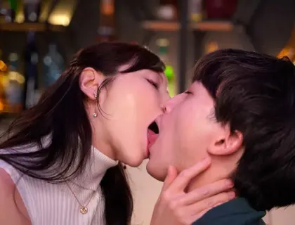toi-chieu-chuong-mot-cau-be-nho-tuoi-hon-o-noi-lam-viec