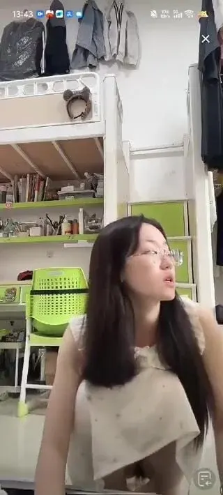 Cô gái 18 tuổi quên mình không mặc quần lót lộ trùm lông đen sì cực đả.