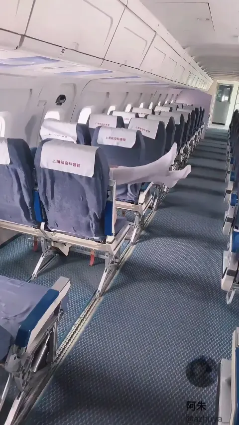 Gái xinh thủ dâm trên máy bay