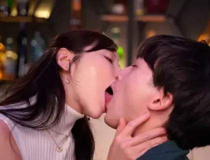 Tôi chiều chuộng một cậu bé nhỏ tuổi hơn ở nơi làm việc