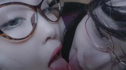 Hai em les vú to lồn ngon bú liếm lồn cho nhau dâm đãng dùng cu giả địt nhau